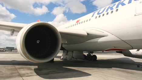 Imágenes-De-Trabajo-De-Los-Empleados-De-La-Empresa-De-Limpieza-De-Aeronaves-Escalera-De-La-Aeronave-Preparación-De-Vuelo-Preparación-De-Control-Procedimientos-De-Puerta-De-Embarque-Actividades