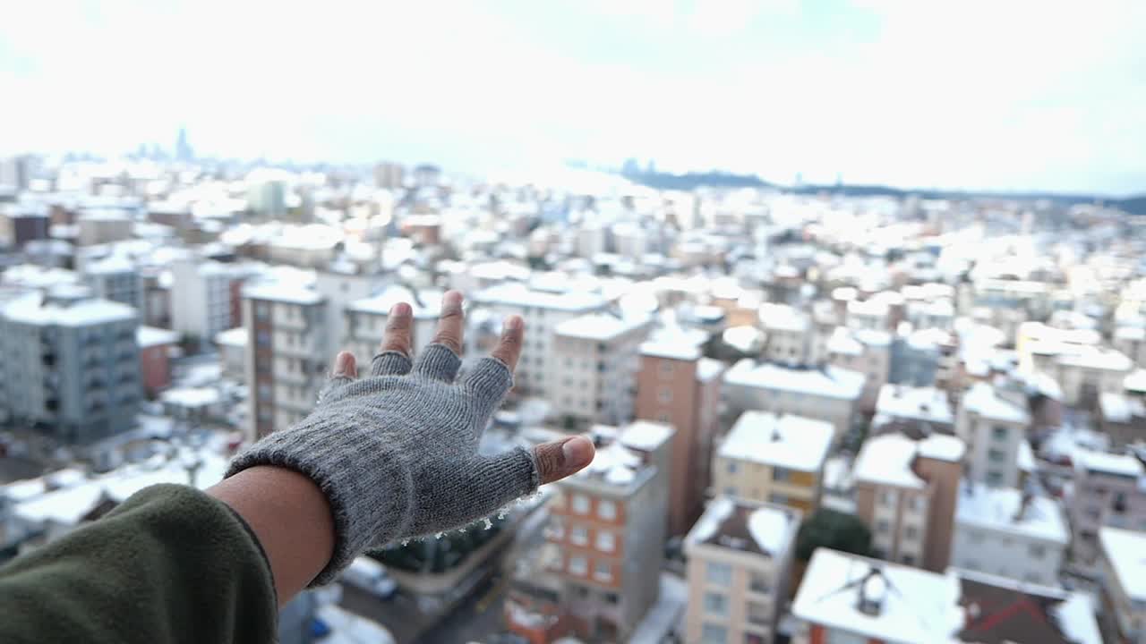 발코니 에서 눈 인 도시 풍경