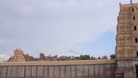 Vista-Panorámica-Del-Templo-Virupaksha-Gopuram-O-Gopura-O-Torre-De-Entrada-Monumental-De-Hampi