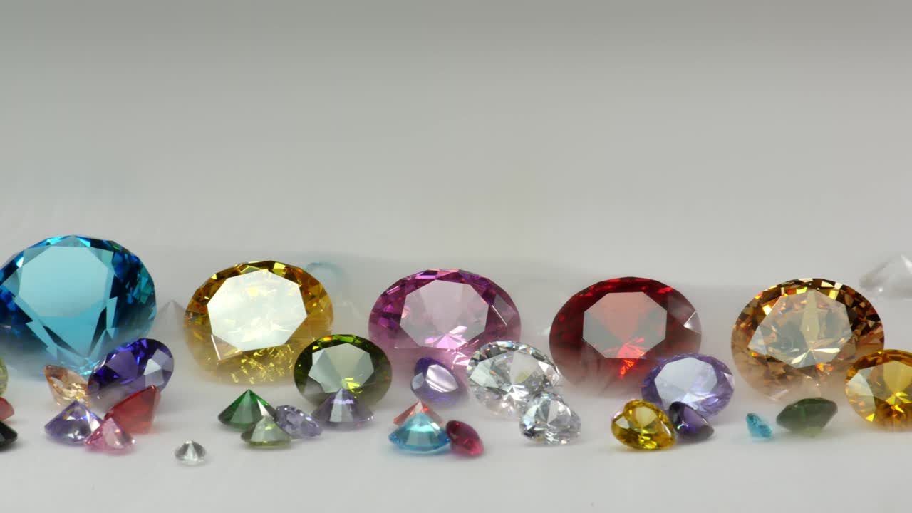 Diamanti colorati di varie dimensioni in una nebbia bianca