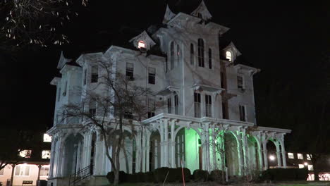 Escena-Nocturna-Que-Establece-La-Toma-De-Una-Antigua-Casa-Embrujada-Victoriana