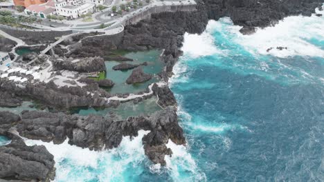 Vista-Aérea-De-Piscinas-Naturales-De-Roca-Volcánica-Para-Nadar-En-Porto-Moniz-En-La-Isla-De-Madeira,-Portugal