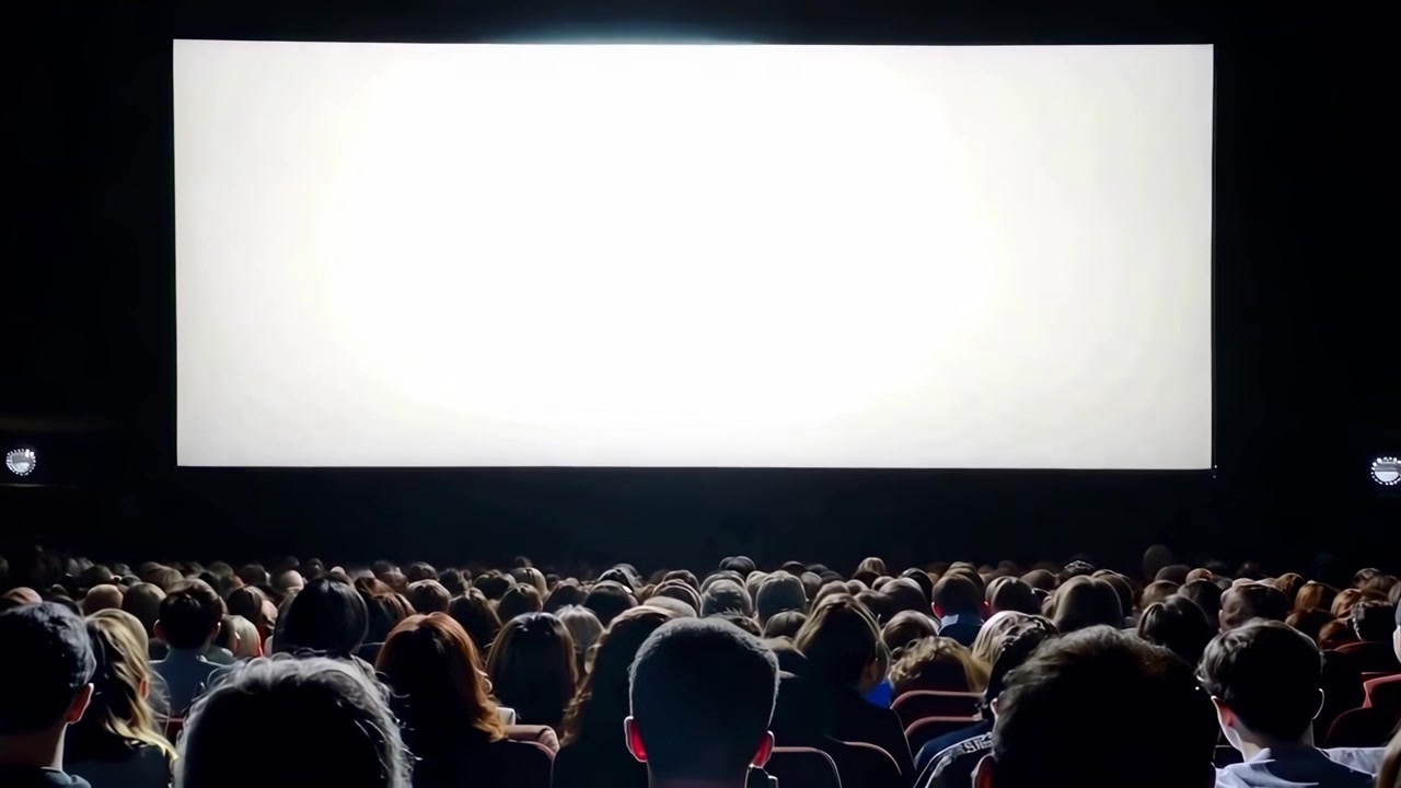 Persone che guardano uno schermo bianco vuoto in un cinema buio