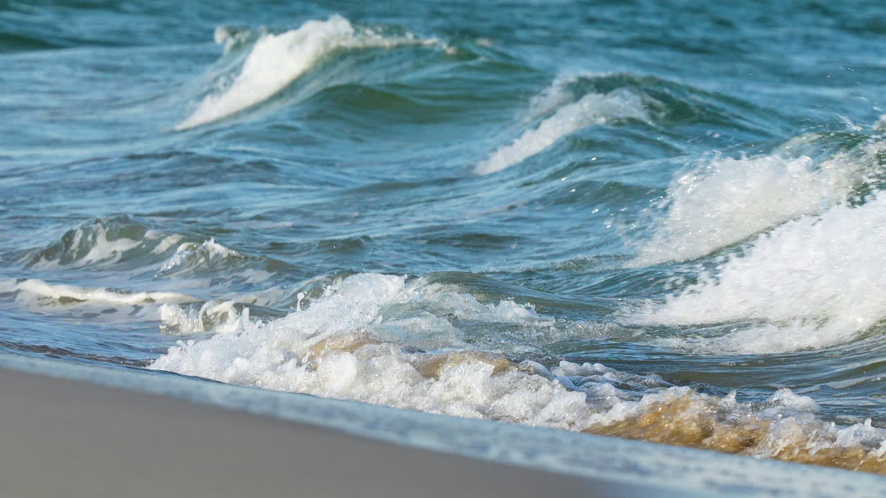 바다의 힘은 은 날에 파도가 힘과 스프레이로 부서지면서 분명합니다.