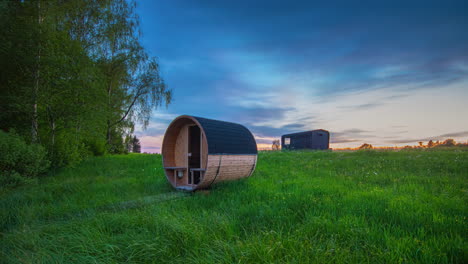 Ein-Wohnwagen-Oder-Ein-Kleines-Haus-Und-Eine-Sauna-Auf-Einer-Ländlichen-Wiese-Im-Übergang-Der-Jahreszeiten-–-Sommer,-Herbst,-Winter-Im-Zeitraffer