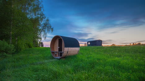 un remolque o una pequeña casa y sauna en un prado rural a medida que las estaciones pasan - verano, otoño, invierno