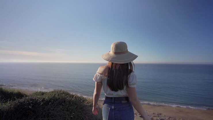緑の草の田舎を歩いている女性