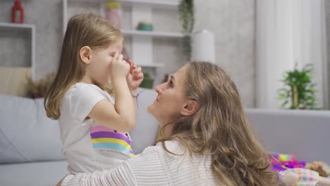 Mutter-Und-Ihre-Süße-Kleine-Tochter.