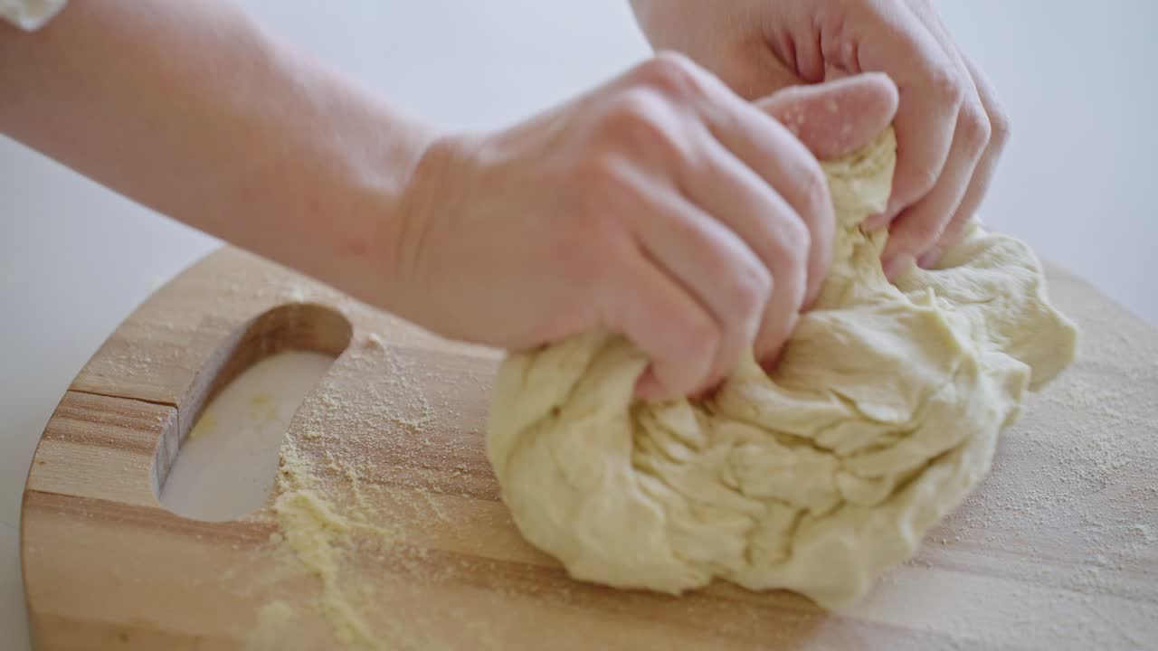 женщина, выпекающая тесто.