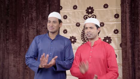 Dos-Hombres-Musulmanes-Orgullosos-Aplaudiendo-Y-Animando-A-Alguien