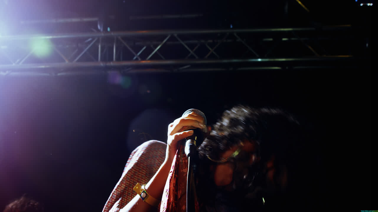 cantante actuando en el escenario en un concierto 4k
