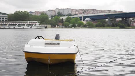 bote amarillo en un lago en estambul