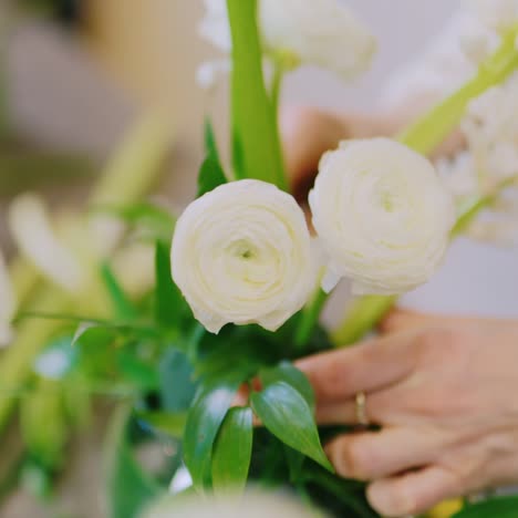 Florist's-hands-make-a-bouquet-of-white-flowers