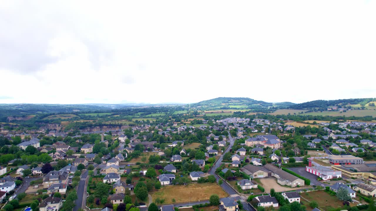 Quartiere periferico dell'Aveyron, regione dell'Occitania, Francia meridionale.