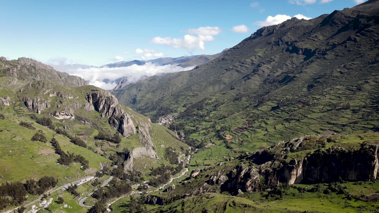 disparo de drones en un valle verde entre montañas en huaraz peru