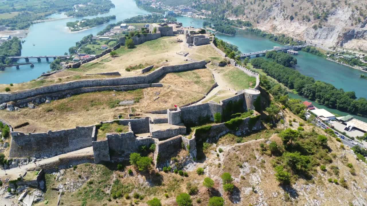 Vista aerea di un castello che si affaccia su un fiume