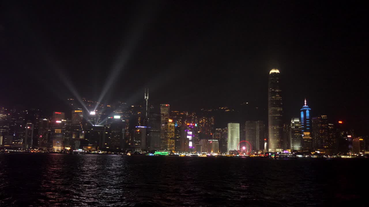 полуночная темнота, городские неоновые мигающие огни освещают местоположение гавани