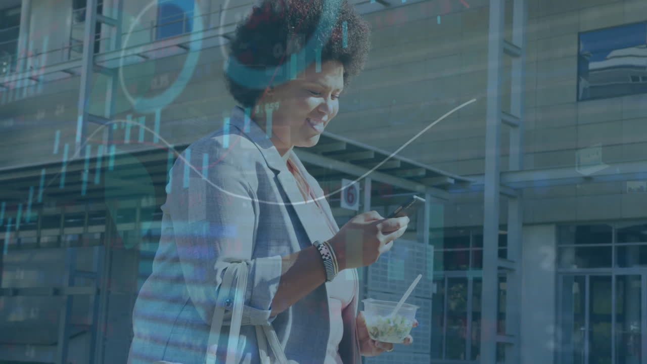 animazione di tavolo di scambio, donna biraciale con una tazza di caffè che cammina e scorre sul cellulare