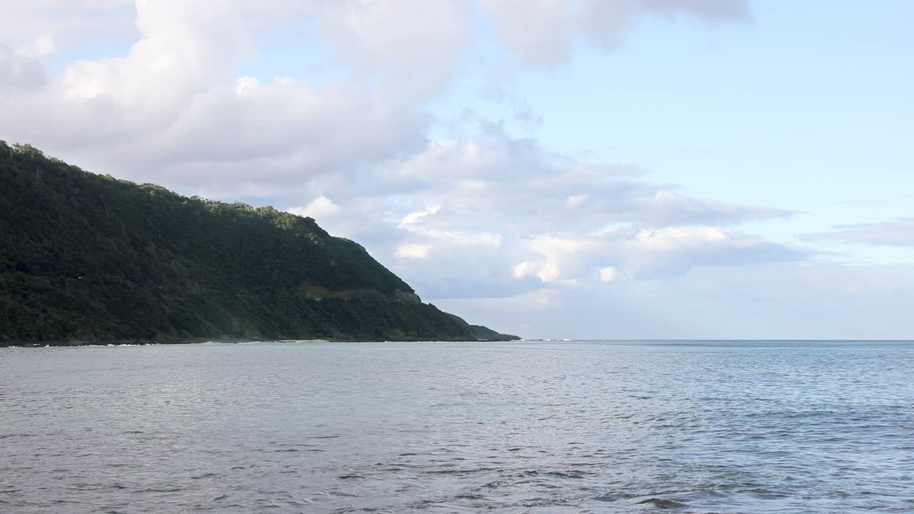 cordillera costera junto a la costa de great ocean road, victoria, australia