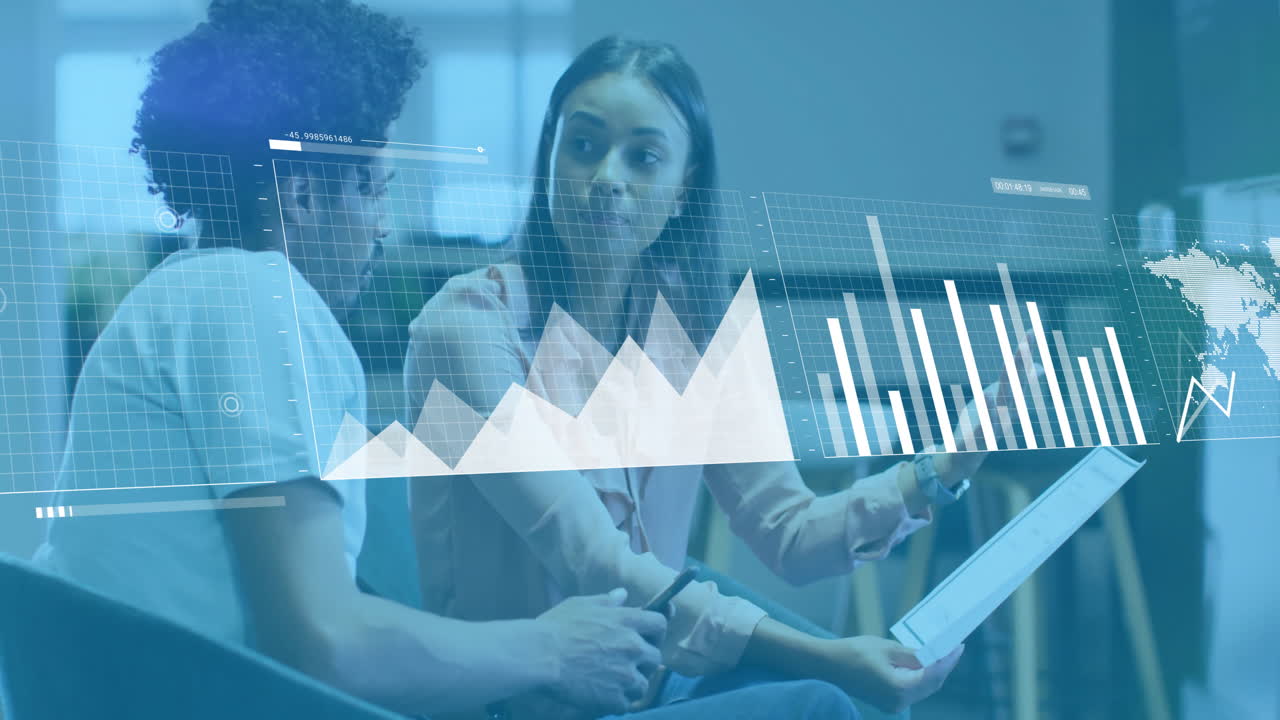 animación del procesamiento de datos financieros sobre diversos colegas que discuten el trabajo en la oficina