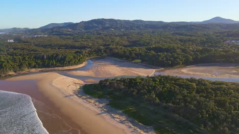 Paisaje-Escénico-De-Moonee-Creek,-Playa,-Montaña-Y-Reserva-Natural-En-Moonee-Beach,-Nsw,-Australia