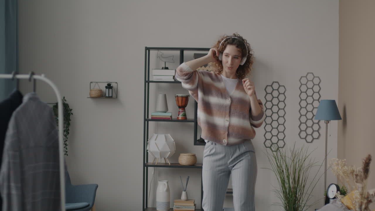 mujer bailando a la música en casa