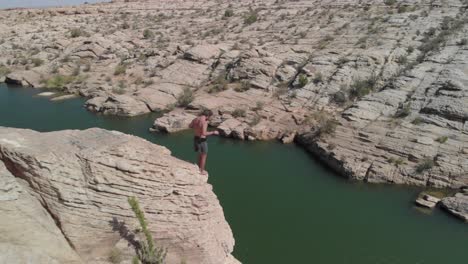 Man&#39;s-Double-Flip-Mit-Twist-Von-Einer-Hohen-Klippe-In-Den-Little-Colorado-River