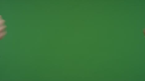 cu colegas golpe de puño en pantalla verde