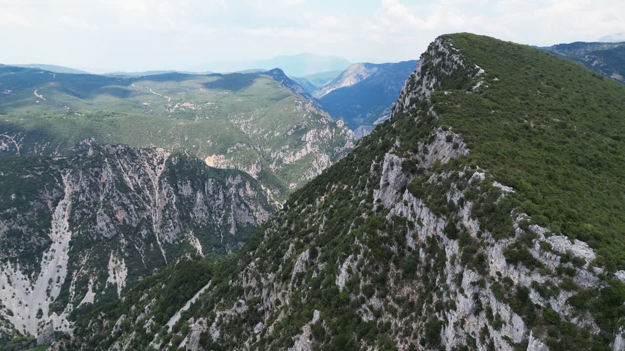 cordillera en el parque nacional de tzoumerka, ioannia, epirus, grecia - vista desde el aire
