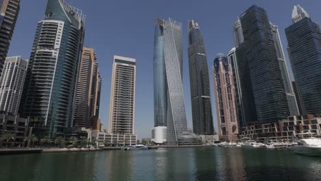 Wunderschöne-Aussicht-Auf-Die-Wolkenkratzer-Der-Dubai-Marina