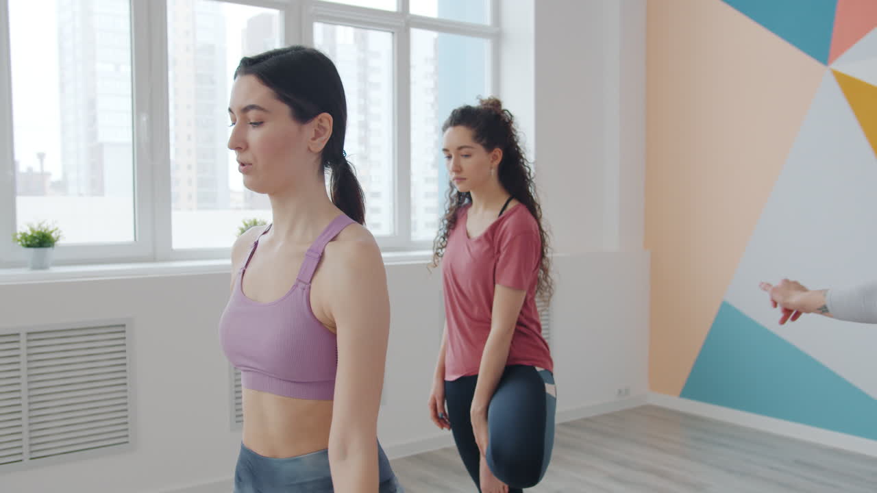 Yogaklasse i et moderne studio