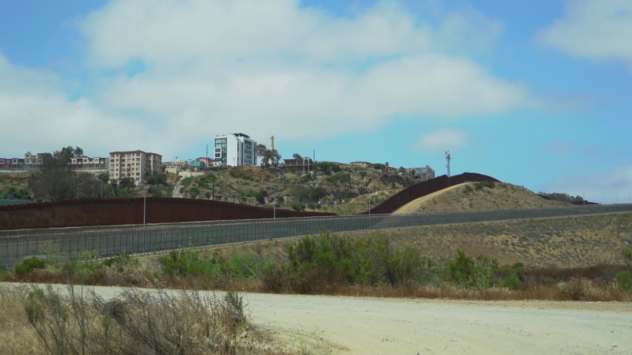 doble valla fronteriza entre estados unidos y méxico en san ysidro, california
