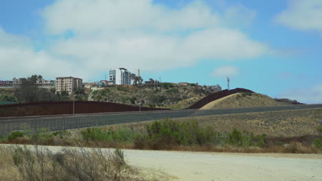 Double-border-fence-between-USA-and-Mexico-in-San-Ysidro,-California