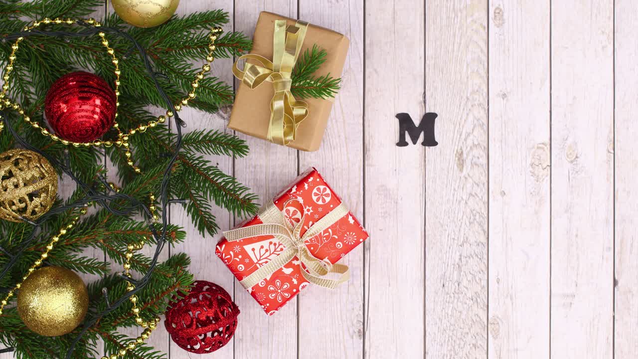 decoración de navidad con luces parpadeantes y regalos aparecen y feliz texto de navidad escribir. stop motion