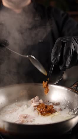 el chef preparando un plato delicioso