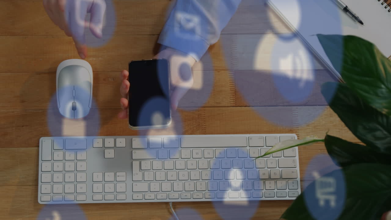 스마트 폰과 키보드를 가진 백인 여성에 대한 온라인 디지털 아이콘의 애니메이션