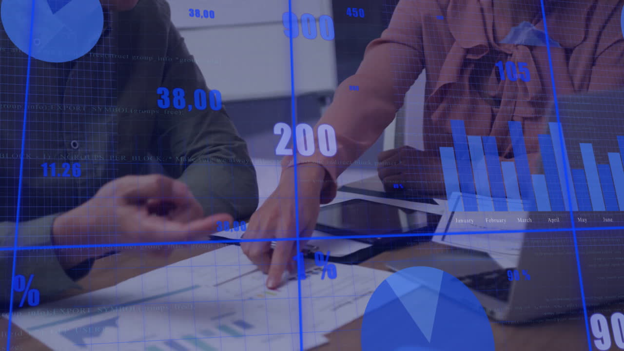 animación del procesamiento de datos financieros sobre diversas personas de negocios en la oficina