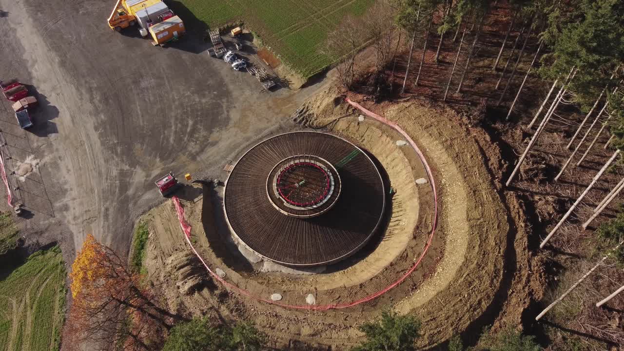 base de la turbina eólica construida en un campo rural en alemania