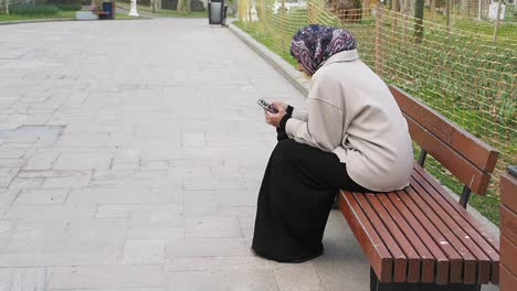 mujer usando el teléfono en un parque