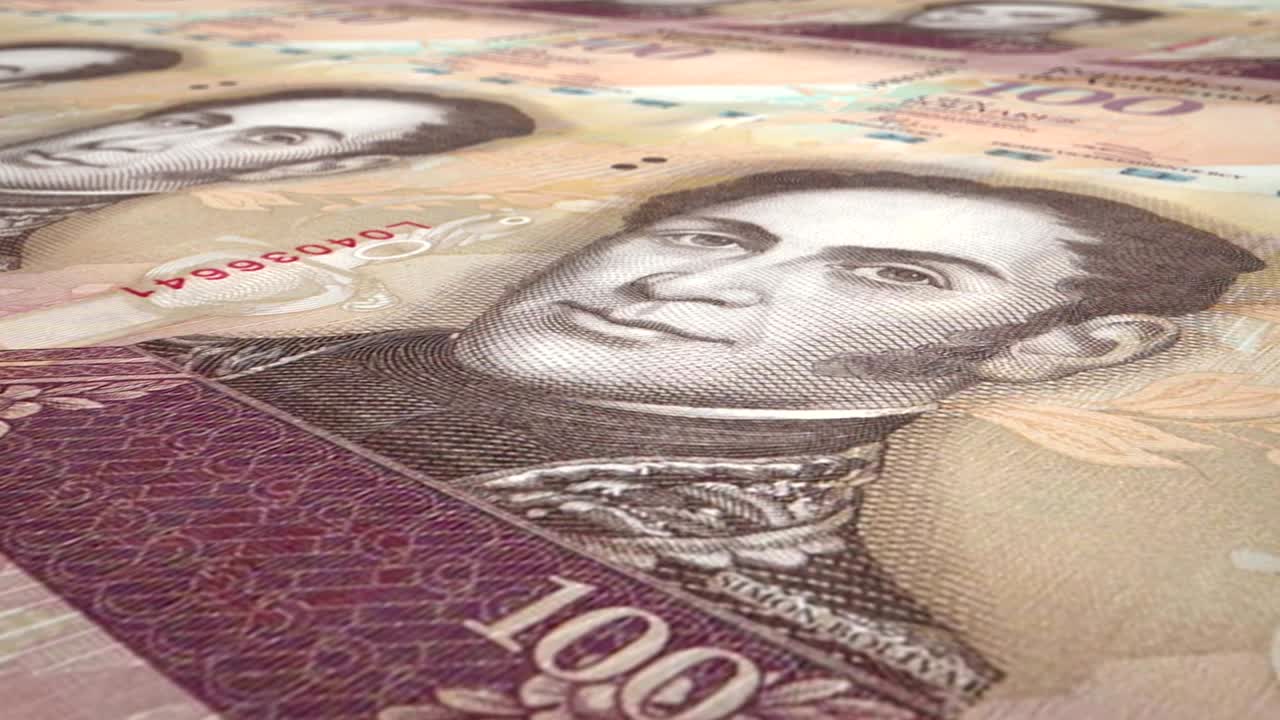 billetes de cien bolívares venezolanos rodando en la pantalla, dinero en efectivo, bucle