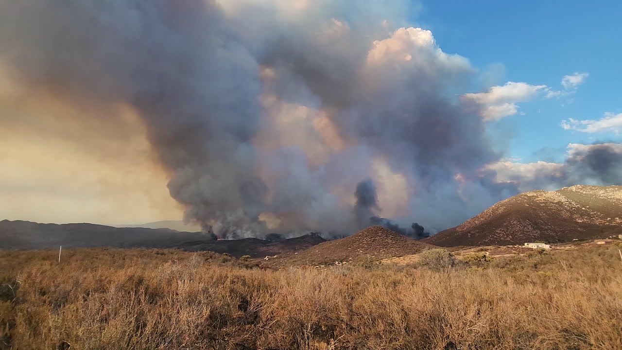 nubes de humo masivas cubren la cresta de la colina en hemet, california
