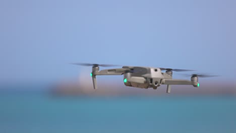 video en cámara lenta de un dron flotando en el aire