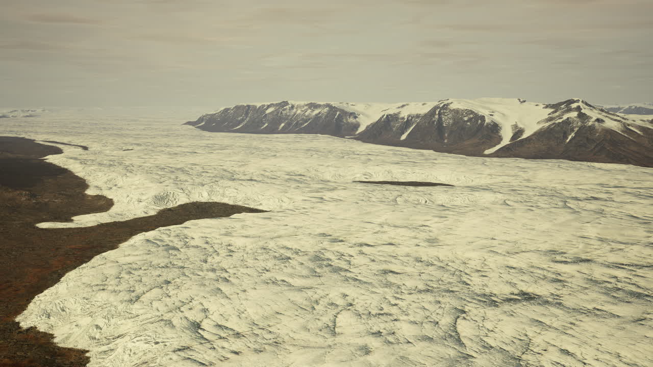 воздушный вид обширного ледника и заснеженных гор