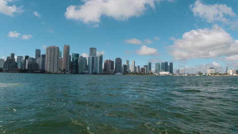 Vista-De-La-Ciudad-De-Miami,-Florida-Desde-La-Popa-De-Un-Barco-Que-Sale-Del-Puerto.