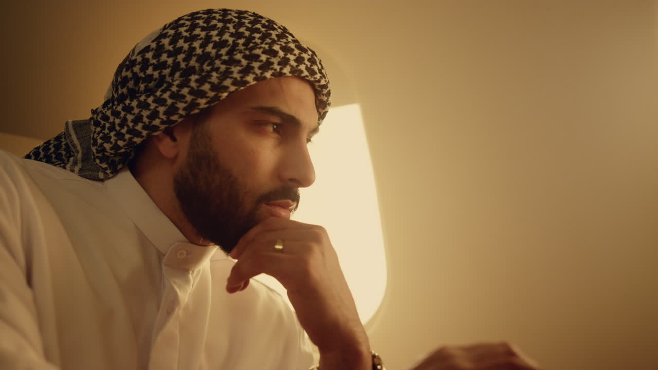 비즈니스 여행에서 문제를 해결하는 ceo. 집중된 아랍어 타이핑 노트북