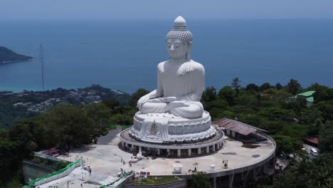 el gran buda phuket vista aérea de tailandia nublada