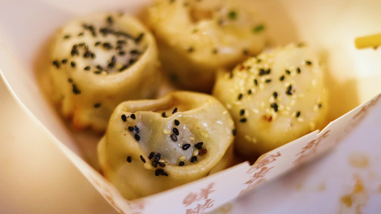 palillos para comer recogiendo panes con cubiertos de sésamo