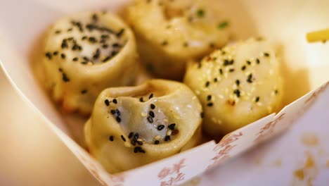 palillos para comer recogiendo panes con cubiertos de sésamo