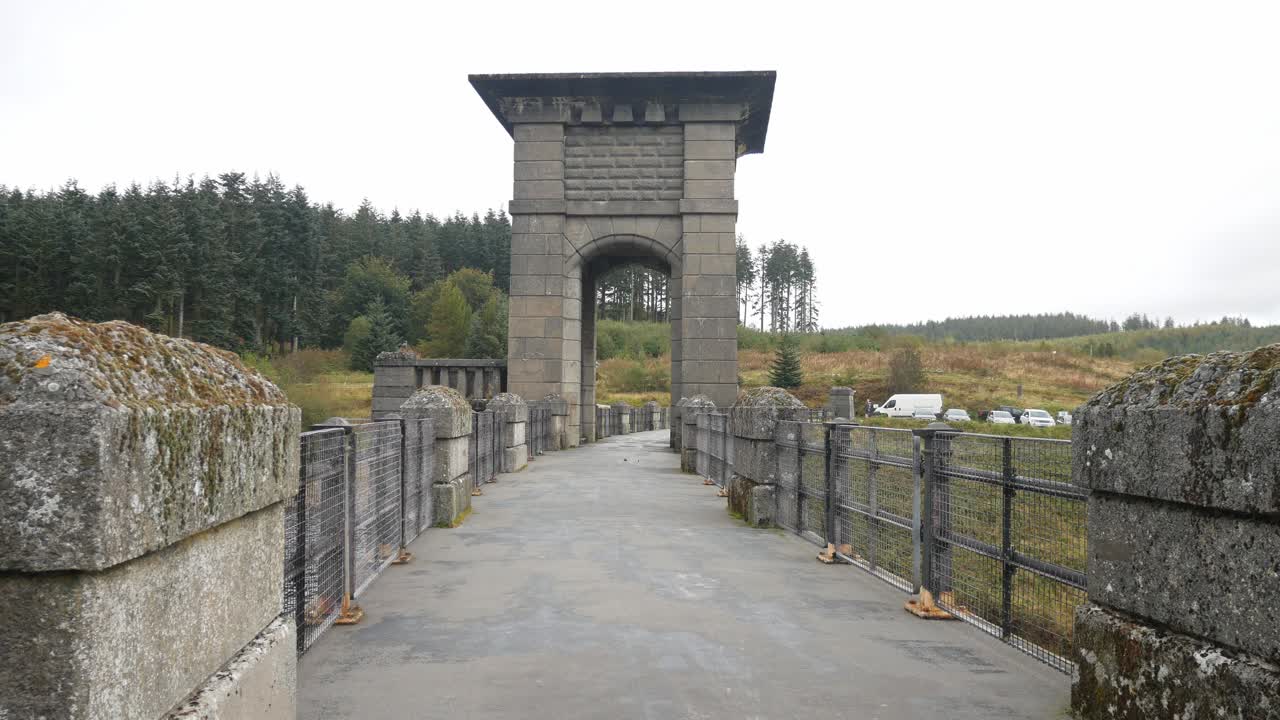 역사적인 노스 웨일즈 알웬 댐 저수지 랜드마크 빌딩 돌리 왼쪽 슬로우