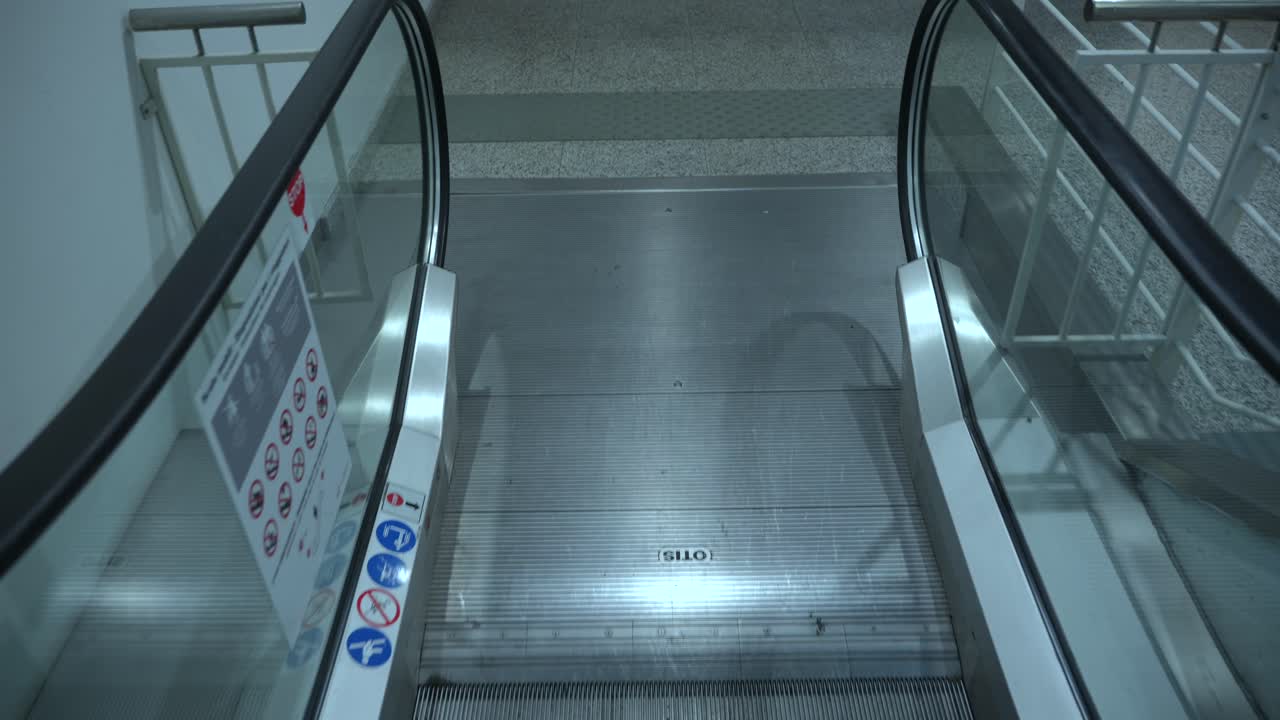 Esculator going downwards into basement